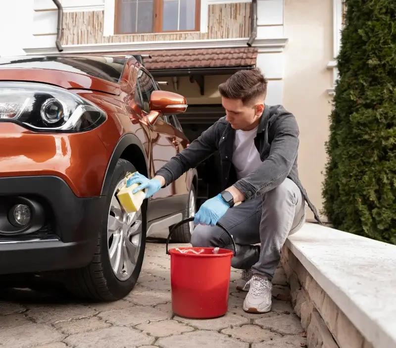Lavage auto à domicile Falicon : professionnel intervenant sur un véhicule